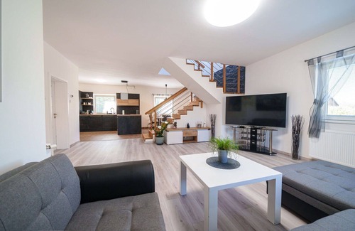 Prague 11 House | Wonderful private villa for 8 people with private pool, WIFI, TV, patio and parking