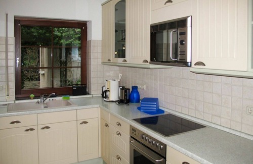 Murchin House | Wonderful private villa for 6 guests with WIFI, TV, terrace and parking