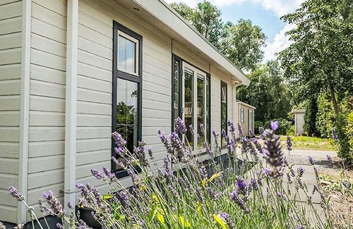 Dordtse Biesbosch House | Wonderful private villa for 4 people with WIFI, pool, TV, terrace and parking