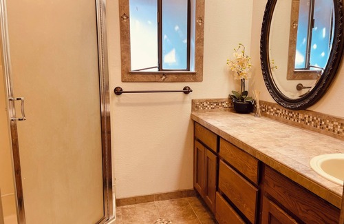 Everett House | Wonderful Spacious 1B1b Private Entrance.Boeing . AC