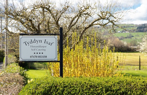 Llanychan Cottage | Wonderful Views Of The Clwydian Range Nr Ruthin. Snowdonia 1hr. Pub 1 mile