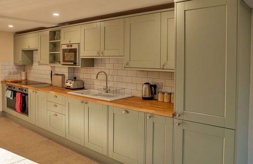Little Rissington House | Wonderful villa for 8 guests with WIFI, hot tub and pets allowed