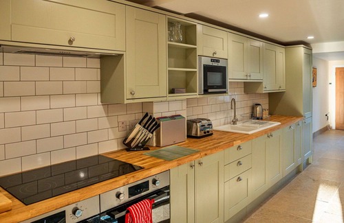 Little Rissington House | Wonderful villa for 8 guests with WIFI, hot tub and pets allowed