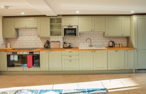 Little Rissington House | Wonderful villa for 8 guests with WIFI, hot tub and pets allowed