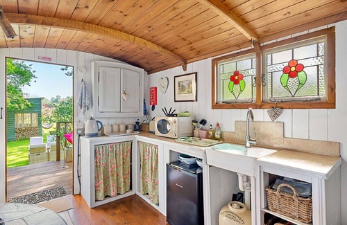 Dunbridge House | Wonderful villa for 4 people with pets allowed and parking