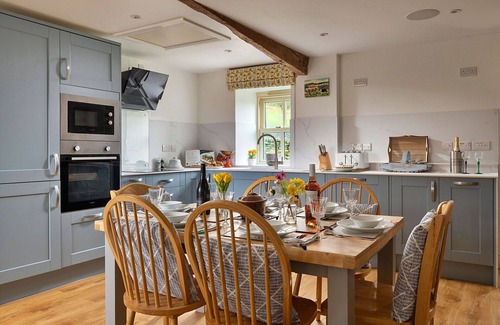 Llandrillo House | Wonderful villa for 4 guests with WIFI, hot tub, TV, terrace and parking