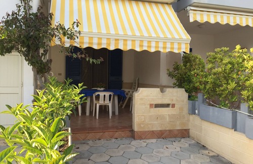 Baia Verde House | Wonderful Villa with Garden in Baia Verde