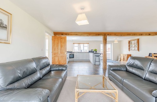 Tenbury Wells Cottage | WOOD COTTAGE, pet friendly, with hot tub in Tenbury Wells