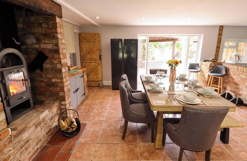Boston House | WOOD FARM COTTAGE, pet friendly, with hot tub in East Kirkby