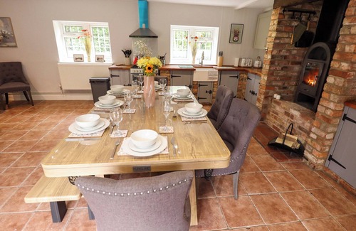 Boston House | WOOD FARM COTTAGE, pet friendly, with hot tub in East Kirkby