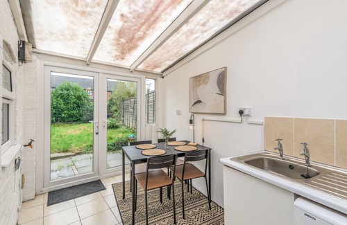 Kettering Apartment | Wood House - 5 Beds Suitable for Contractors