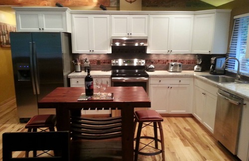 Rhododendron House | Wood Stove, Hot tub, A/C, Luxury Romantic Wine-Themed Lodge, Skiing~15 mins