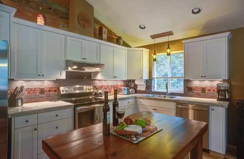 Rhododendron House | Wood Stove, Hot tub, A/C, Luxury Romantic Wine-Themed Lodge, Skiing~15 mins