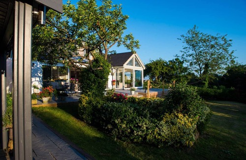 Bromsgrove House | Woodbury: Country house, stunning views & hot tub