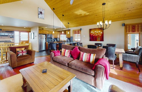 Big White Ski Resort Cabin | Woodcutter Cabin 16 | Snowy ski-in/out getaway with private hot tub & fireplaces