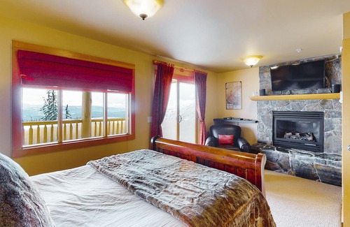 Big White Ski Resort Cabin | Woodcutter Cabin 16 | Snowy ski-in/out getaway with private hot tub & fireplaces