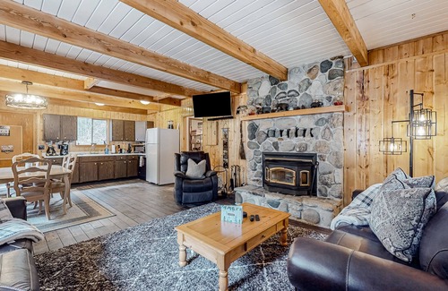Cle Elum Cabin | Wooded cabin with private hot tub, deck, firepit & fireplace - walk to the lake