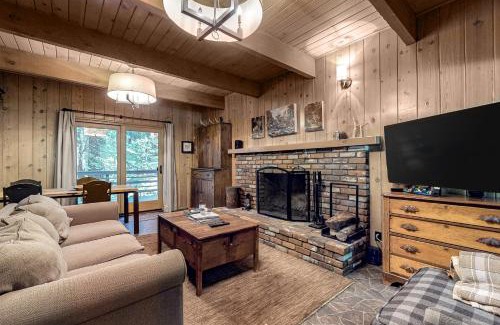 Arrowhead Villas House | Wooded Comfort