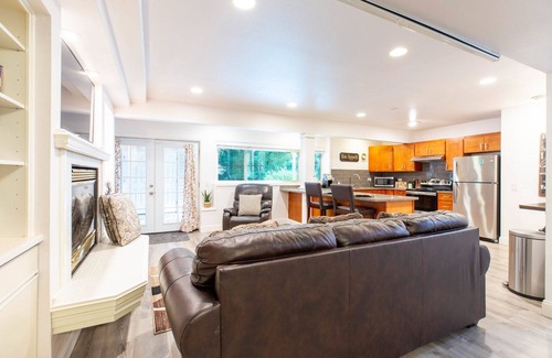 Lynnwood Apartment | Wooded OasisnA Modern & Cosy MIL Suite with a Private Hot Tub & Pool.