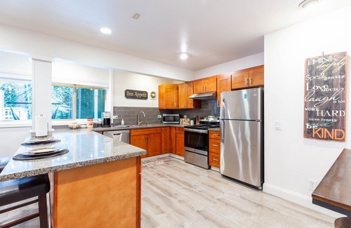 Lynnwood Apartment | Wooded OasisnA Modern & Cosy MIL Suite with a Private Hot Tub & Pool.