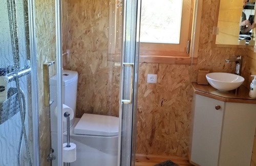 Gouveia Cottage | Wooden bungalow with outdoor Jacuzzi, Hiking trails.