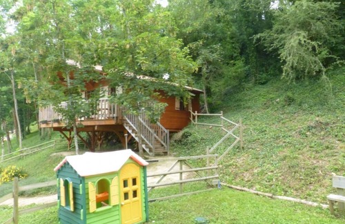 Saint-Maxire Ski Chalet | Wooden cottage on stilts