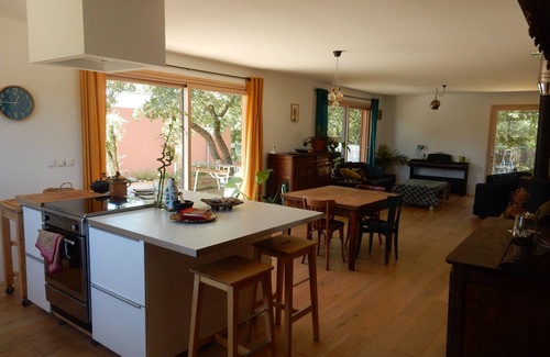Saint-Quentin-la-Poterie House | Wooden house with large terrace and lovely view
