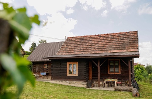 Dubrava Cottage | Wooden log cabin in traditional style