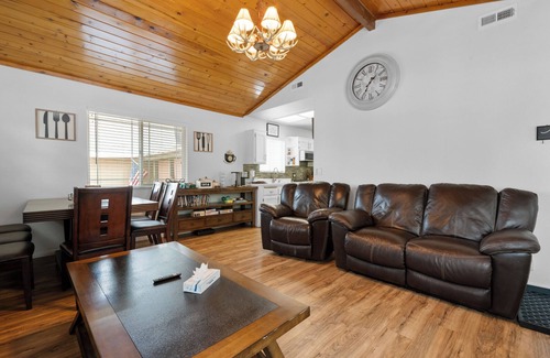 Woodlands Cabin | Woodland Escape - Quiet Area, Walk to Hiking & Park