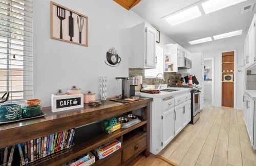 Woodlands Cabin | Woodland Escape - Quiet Area, Walk to Hiking & Park