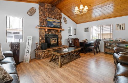 Woodlands House | Woodland Escape - Quiet Area, Walk to Hiking Trails & Park!