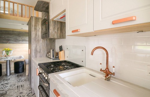 Llandrindod Wells Cottage | WOODLAND ESCAPE, with hot tub in Rhayader