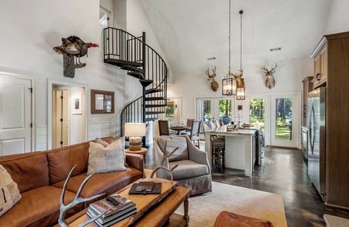Clinton Cabin | Woodland Gameday Getaway Near Tuscaloosa – Pond Views, Pavilion, Firepits & More