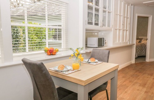 Meathop Cottage | WOODLAND LODGE, romantic, with a garden in Grange-Over-Sands