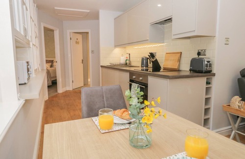 Meathop Cottage | WOODLAND LODGE, romantic, with a garden in Grange-Over-Sands