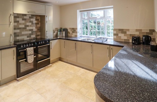 Boston House | WOODLAND LODGE, pet friendly, with hot tub in Boston