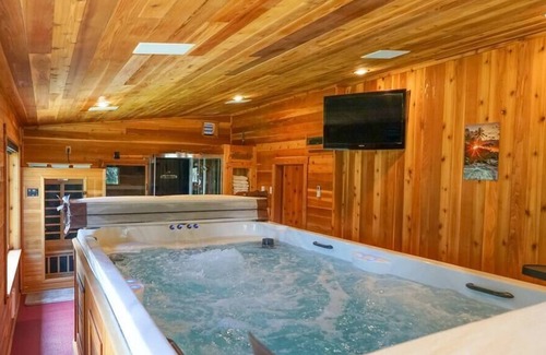 Blanchard Ski Chalet | Woodland retreat: spa room, nature!