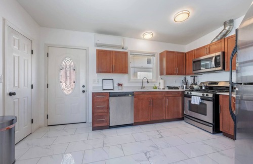 Woodland Hills House | Woodland Victory Hideaway