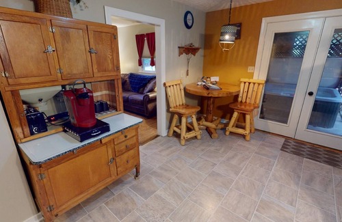 Laurelville Cabin | Woodland view-Cedar Cottage