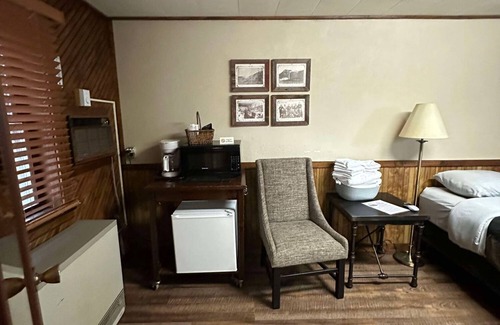 Alma Hotel | Woodlands Motel Retreat next to the Mississippi River