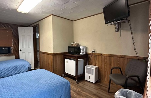 Alma Hotel | Woodlands Motel Retreat next to the Mississippi River