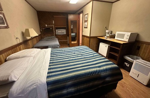 Alma Hotel | Woodlands Motel Retreat next to the Mississippi River