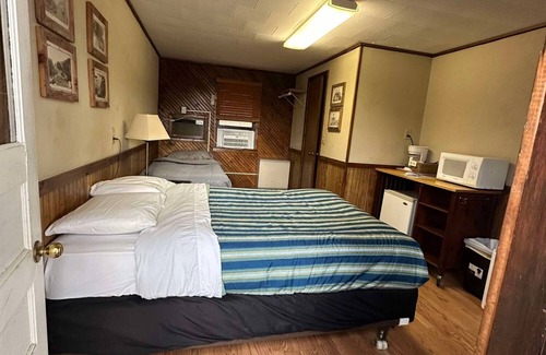 Alma Hotel | Woodlands Motel Retreat next to the Mississippi River