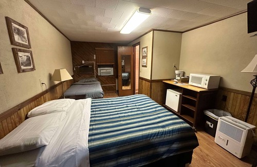 Alma Hotel | Woodlands Motel Retreat next to the Mississippi River