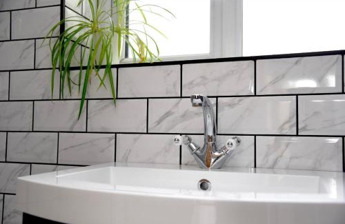 Temple Ewell Villa | Woodman's Cottage
