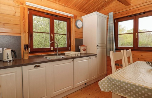 Badwell Ash Cottage | WOODPECKER LODGE, romantic, with hot tub in Badwell Ash