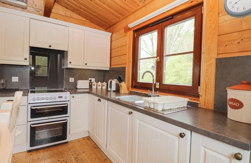 Badwell Ash Cottage | WOODPECKER LODGE, romantic, with hot tub in Badwell Ash