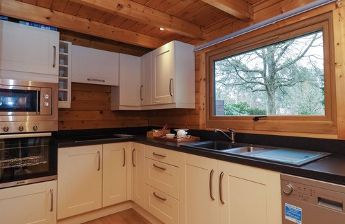 Willand Cottage | WOODPECKERS, character holiday cottage, with hot tub in Willand