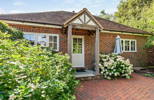 East Grinstead Cottage | Woodpeckers Cottage - One bedroom luxurious and Contemporary rural retreat
