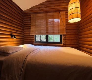 Maboge Ski Chalet | Woods-hottub & AC